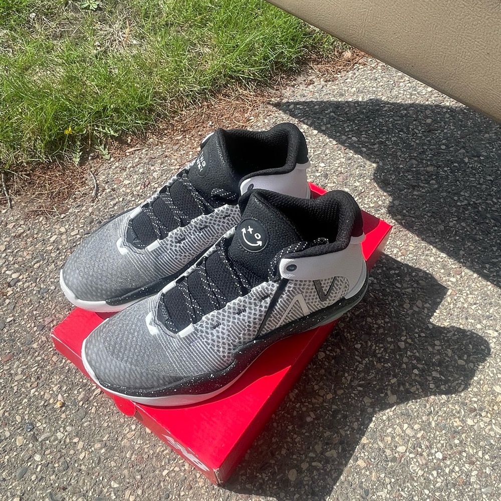 New balance Two Wxy v2 (never worn)  basketball shoes 10.5 black/white/grey
